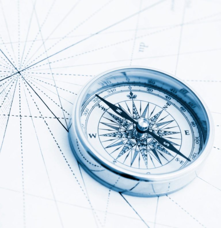 Abstrakter heller Raum mit Fensterlicht – Symbol für Klarheit, Orientierung & Entscheidungsfindung im Coaching für Fach- und Führungskräfte